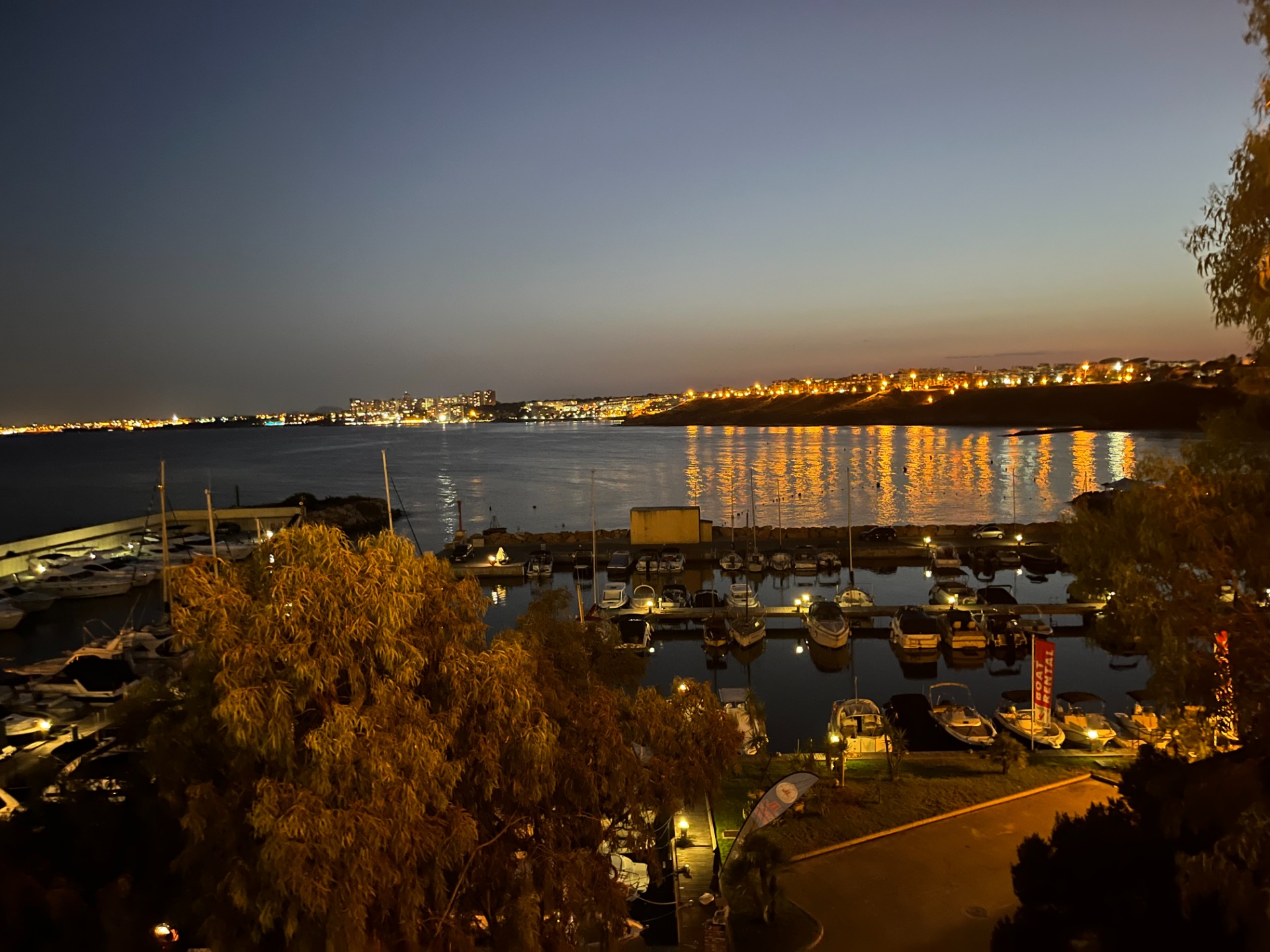 Cabo Roig hamn i kvällsbelysning